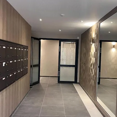 Bright In Close To The Beach! *