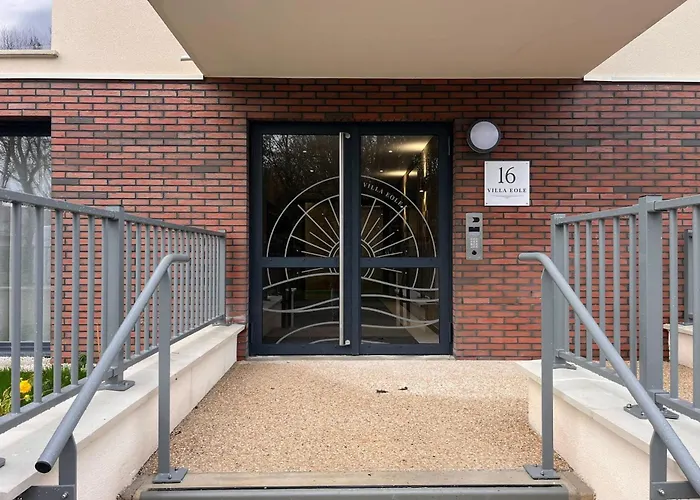 Bright In Close To The Beach! *